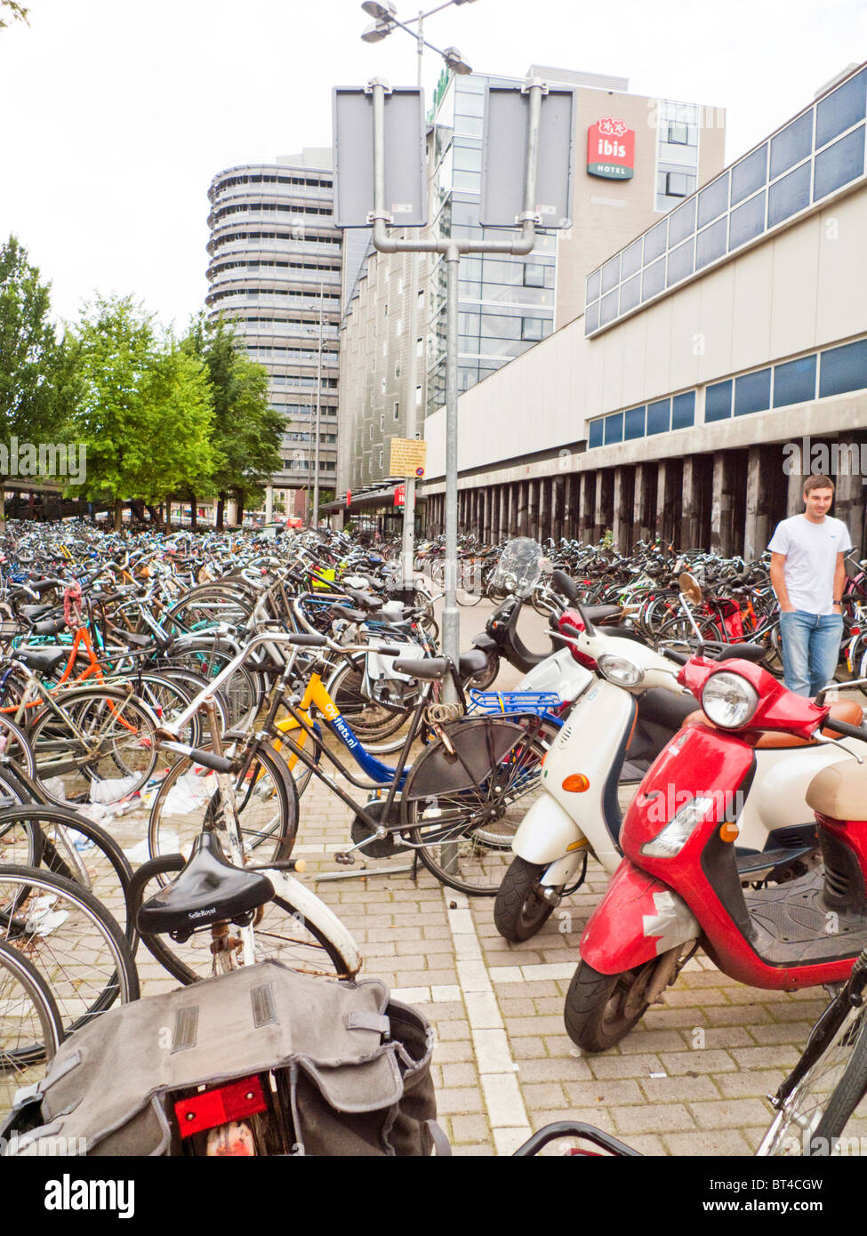 Amsterdam Fahrrad Fahrrad Transport Reisen Fahrt Park Windmühle Wind Power elektrische Energiegewinnung Urinal-Bahnhof Stockfoto