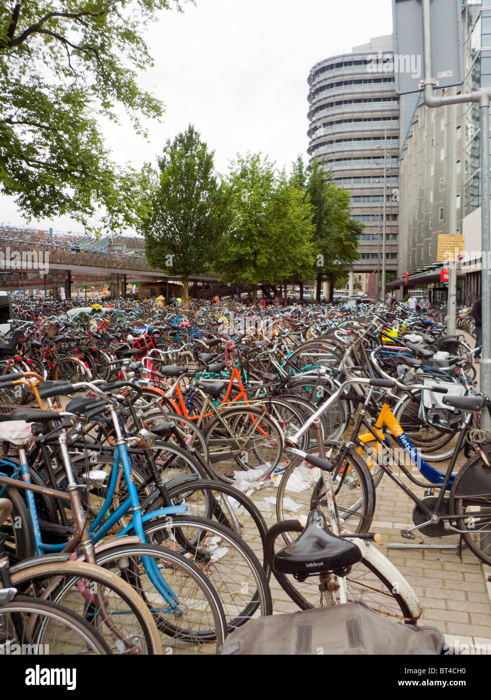 Amsterdam Fahrrad Fahrrad Transport Reisen Fahrt Park Windmühle Wind Power elektrische Energiegewinnung Urinal-Bahnhof Stockfoto
