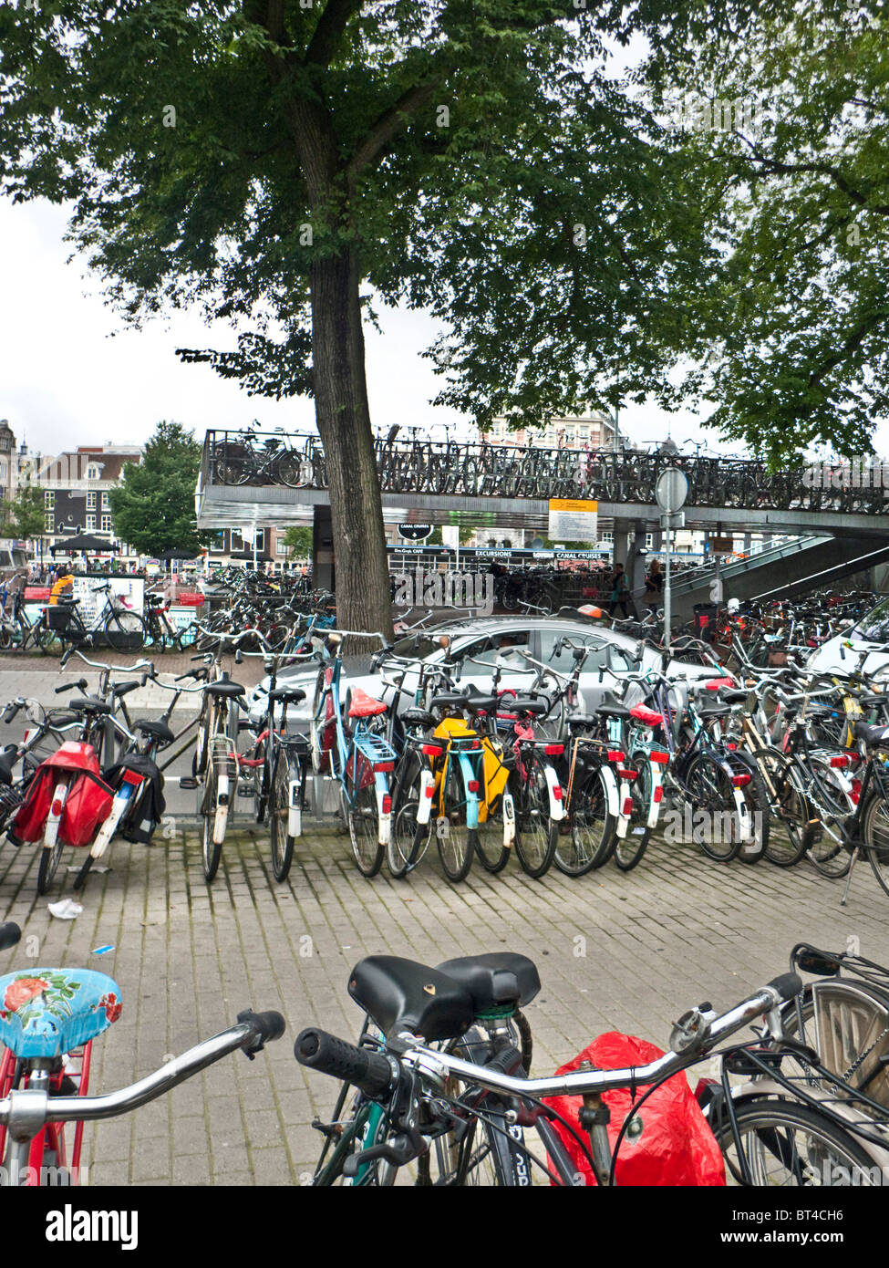 Amsterdam Fahrrad Fahrrad Transport Reisen Fahrt Park Windmühle Wind Power elektrische Energiegewinnung Urinal-Bahnhof Stockfoto