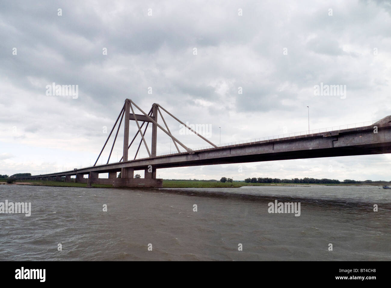 Reise Tour Tourismus Urlaub Besuch erkunden siehe Website Anblick Stadt Land Europas Schiene Bahnhofscafé Gepäck Koffer trainieren Stockfoto