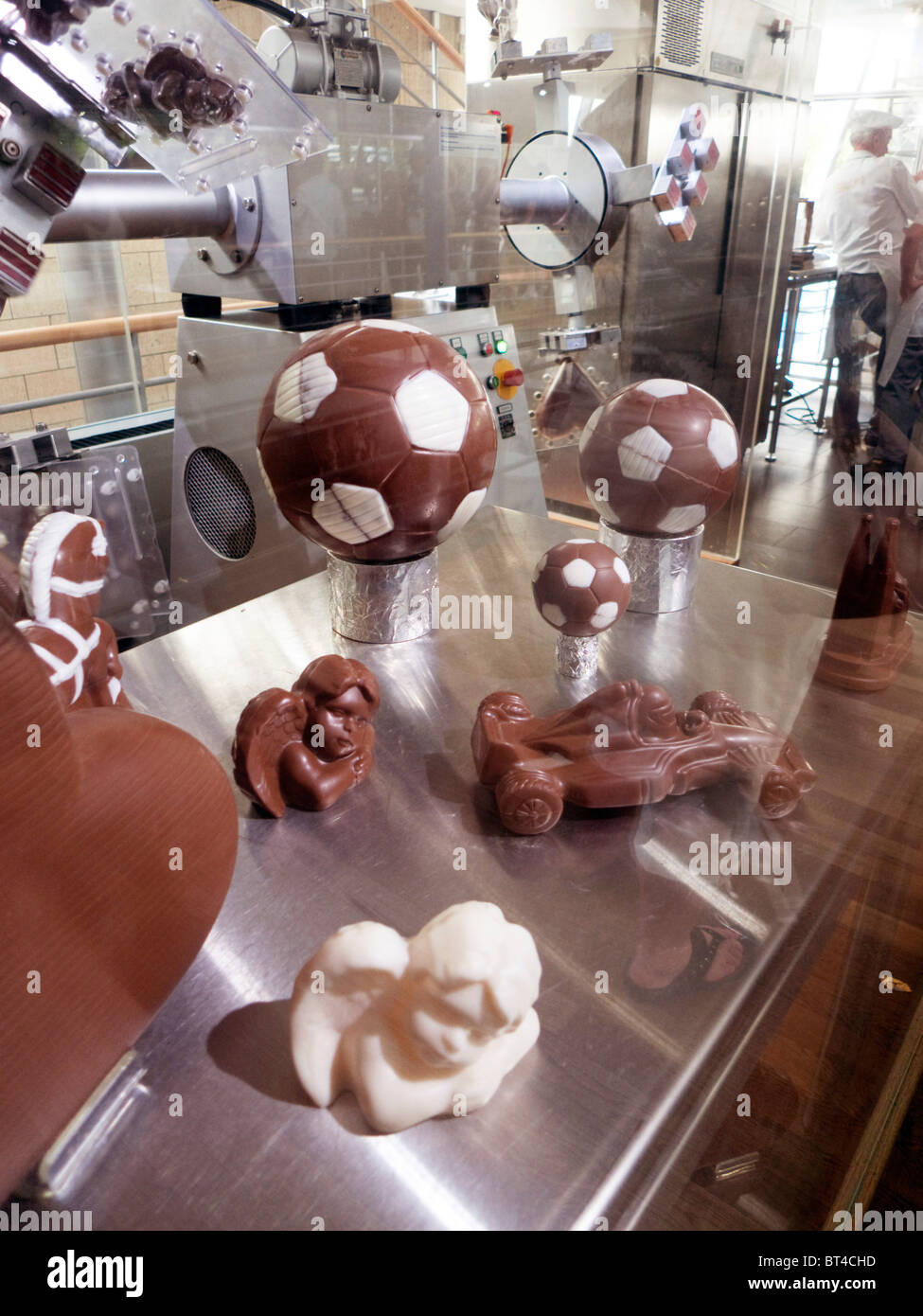 Reise Tour Tourismus Urlaub Besuch erkunden siehe Website Anblick Stadt Land Europas Schiene Bahnhofscafé Gepäck Koffer trainieren Stockfoto