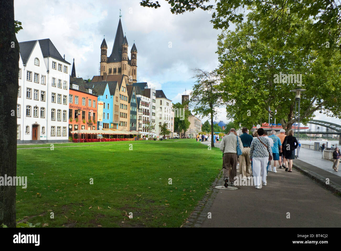 Reise Tour Tourismus Urlaub Besuch erkunden siehe Website Anblick Stadt Land Europas Schiene Bahnhofscafé Gepäck Koffer trainieren Stockfoto