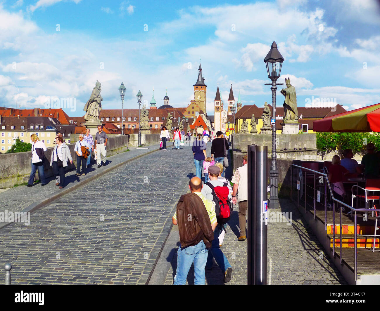 Reise Tour Tourismus Urlaub Besuch erkunden siehe Website Anblick Stadt Land Europas Schiene Bahnhofscafé Gepäck Koffer trainieren Stockfoto