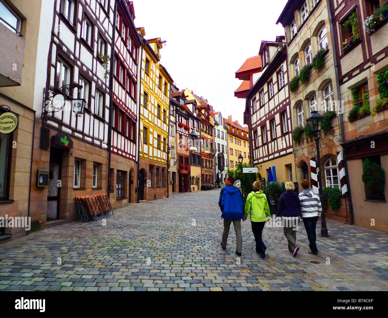 Reise Tour Tourismus Urlaub Besuch erkunden siehe Website Anblick Stadt Land Europas Schiene Bahnhofscafé Gepäck Koffer trainieren Stockfoto
