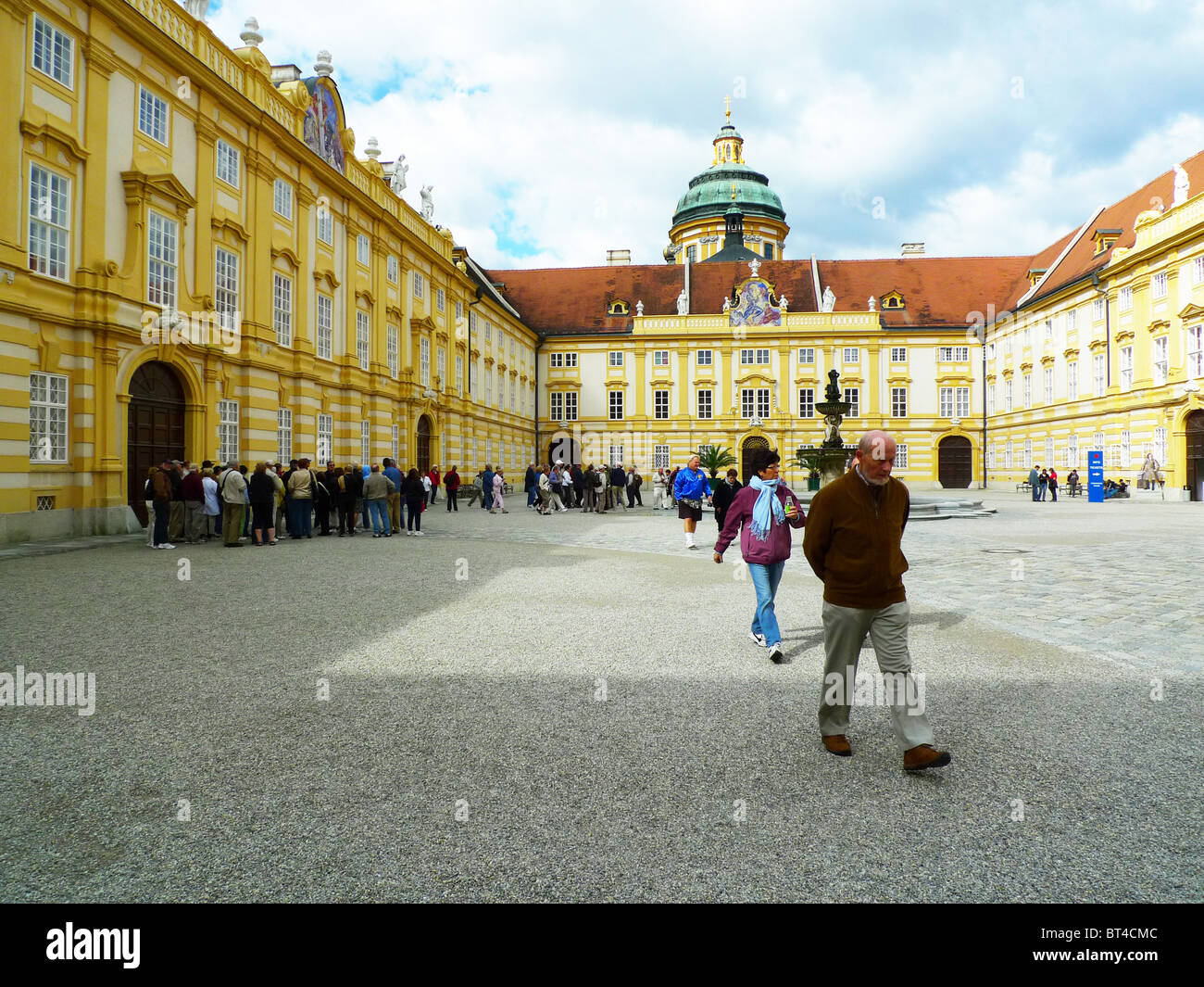 Reise Tour Tourismus Urlaub Besuch erkunden siehe Website Anblick Stadt Land Europas Schiene Bahnhofscafé Gepäck Koffer trainieren Stockfoto