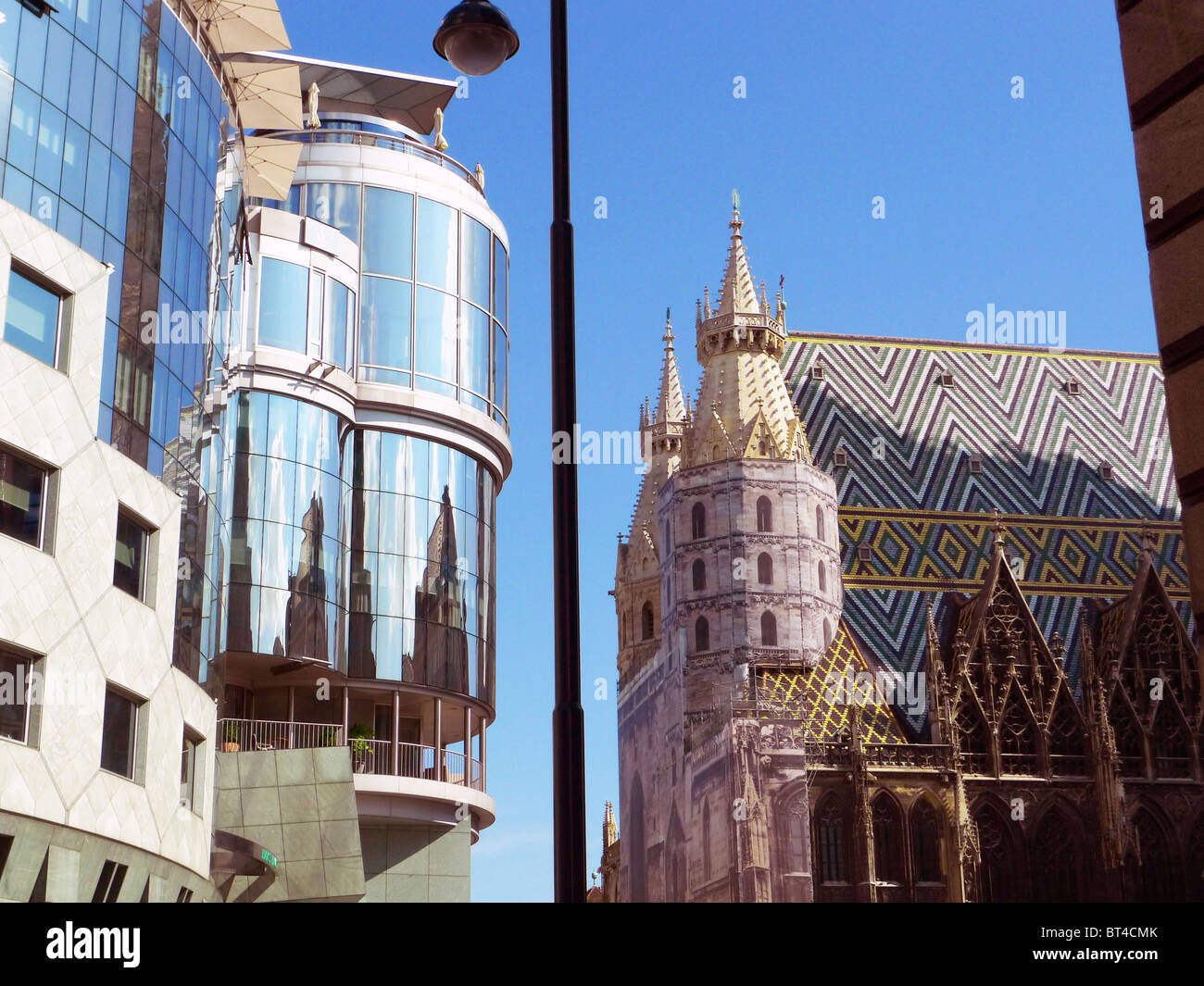 Reise Tour Tourismus Urlaub Besuch erkunden siehe Website Anblick Stadt Land Europas Schiene Bahnhofscafé Gepäck Koffer trainieren Stockfoto