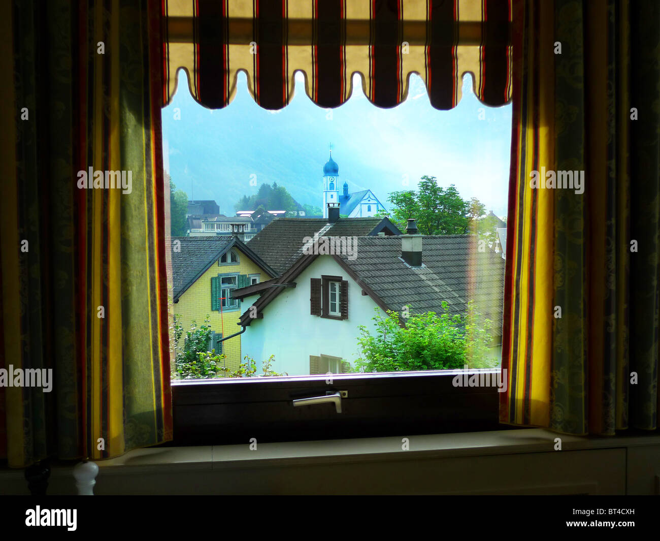 Reise Tour Tourismus Urlaub Besuch erkunden siehe Website Anblick Stadt Land Europas Schiene Bahnhofscafé Gepäck Koffer trainieren Stockfoto