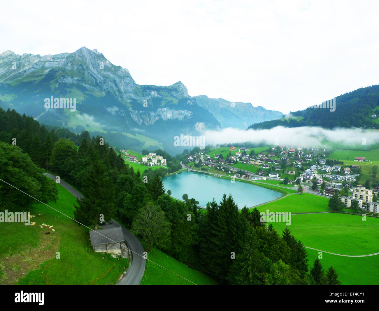 Reise Tour Tourismus Urlaub Urlaub besuchen erkunden Website Anblick Stadt Land Europas grüne Berg Alp Swiss Switzerland Stockfoto