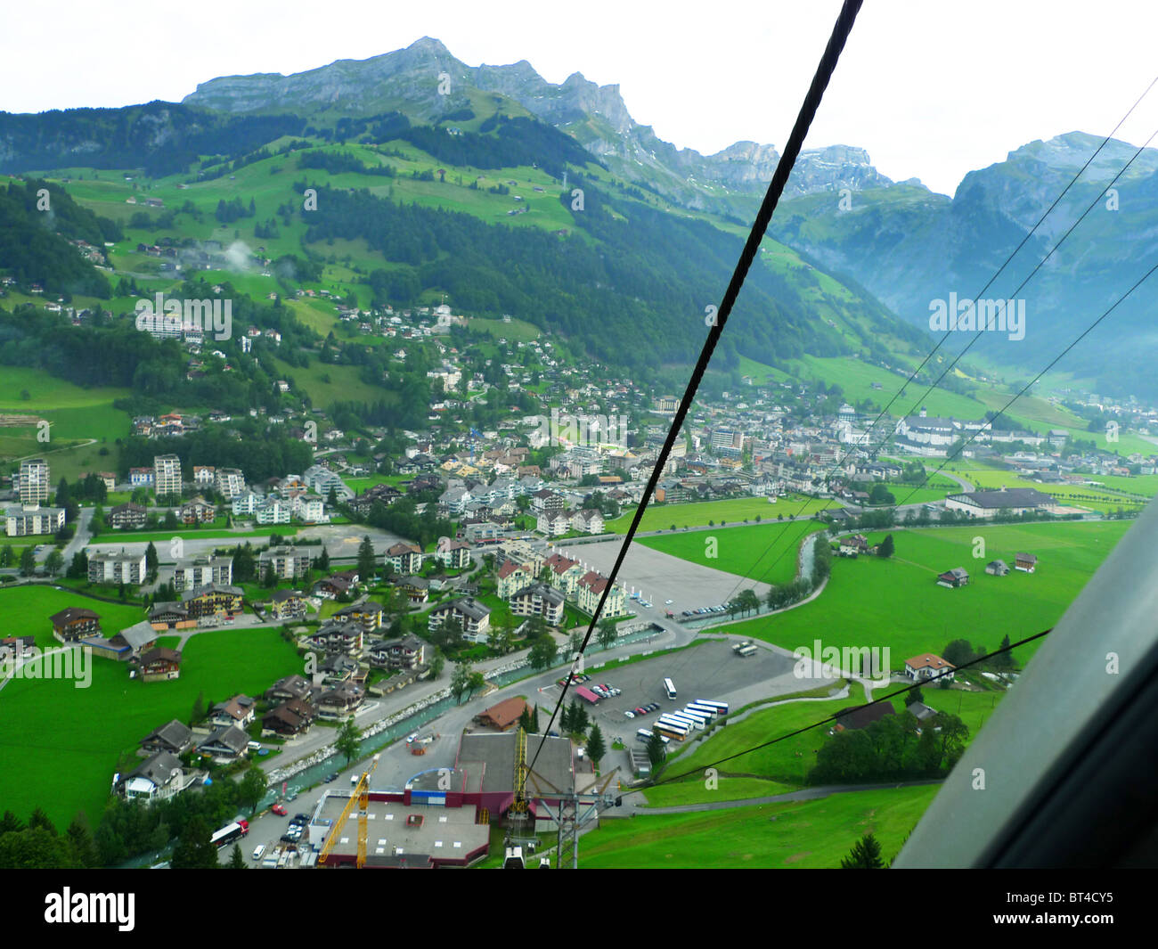 Reise Tour Tourismus Urlaub Besuch erkunden siehe Website Anblick Stadt Land Europas Schiene Bahnhofscafé Gepäck Koffer trainieren Stockfoto