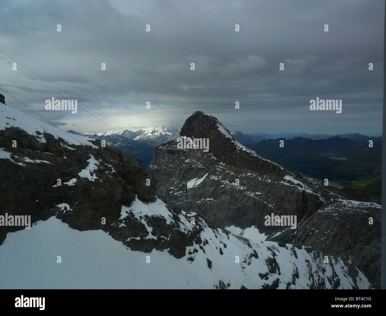 Reise Tour Tourismus Urlaub Besuch erkunden siehe Website Anblick Stadt Land Europas Schiene Bahnhofscafé Gepäck Koffer trainieren Stockfoto