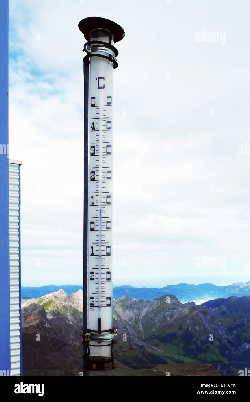 Reise Tour Tourismus Urlaub Besuch erkunden siehe Website Anblick Stadt Land Europas Schiene Bahnhofscafé Gepäck Koffer trainieren Stockfoto