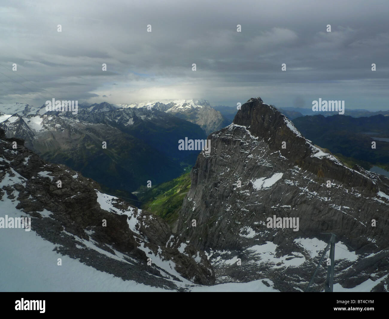 Reise Tour Tourismus Urlaub Besuch erkunden siehe Website Anblick Stadt Land Europas Schiene Bahnhofscafé Gepäck Koffer trainieren Stockfoto