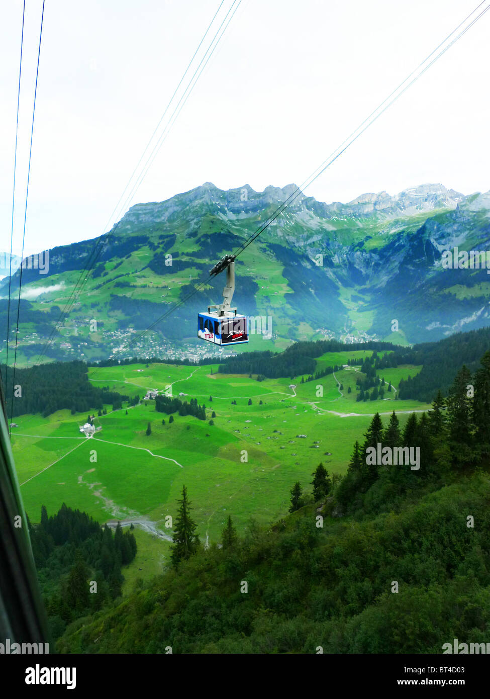 Reise Tour Tourismus Urlaub Besuch erkunden siehe Website Anblick Stadt Land Europas Schiene Bahnhofscafé Gepäck Koffer trainieren Stockfoto