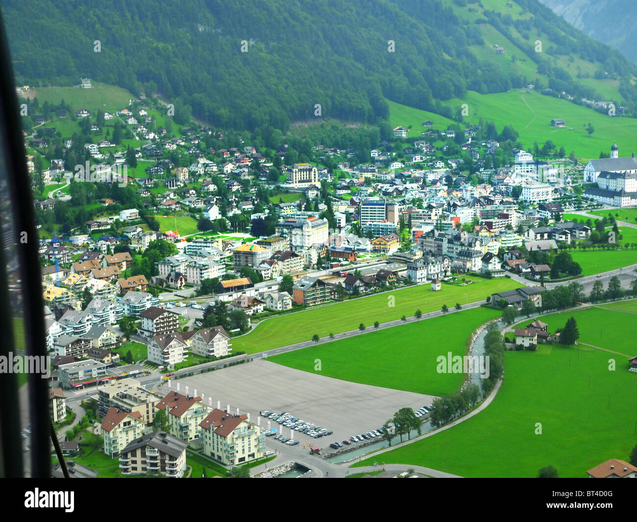 Reise Tour Tourismus Urlaub Besuch erkunden siehe Website Anblick Stadt Land Europas Schiene Bahnhofscafé Gepäck Koffer trainieren Stockfoto