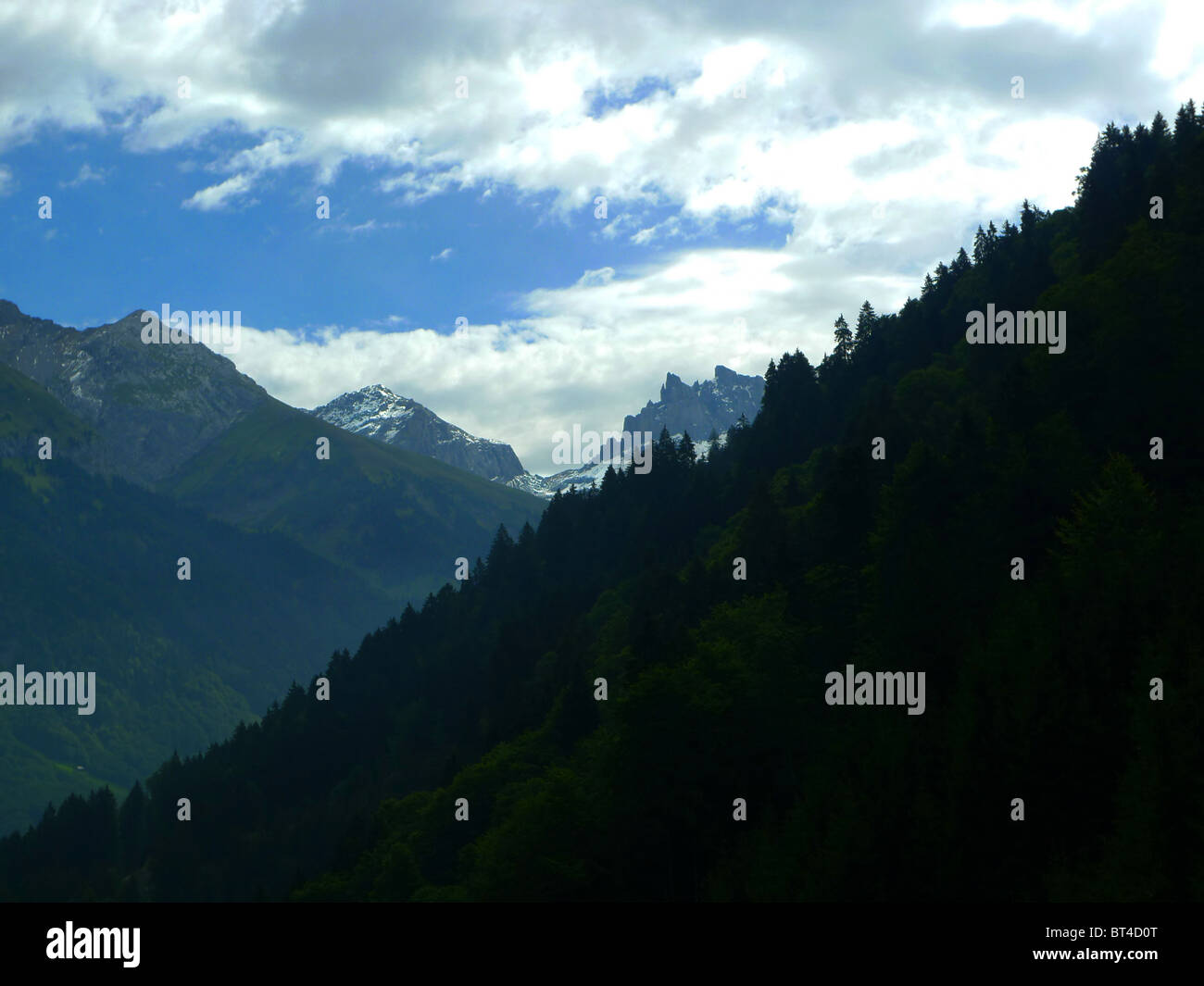 Reise Tour Tourismus Urlaub Besuch erkunden siehe Website Anblick Stadt Land Europas Schiene Bahnhofscafé Gepäck Koffer trainieren Stockfoto