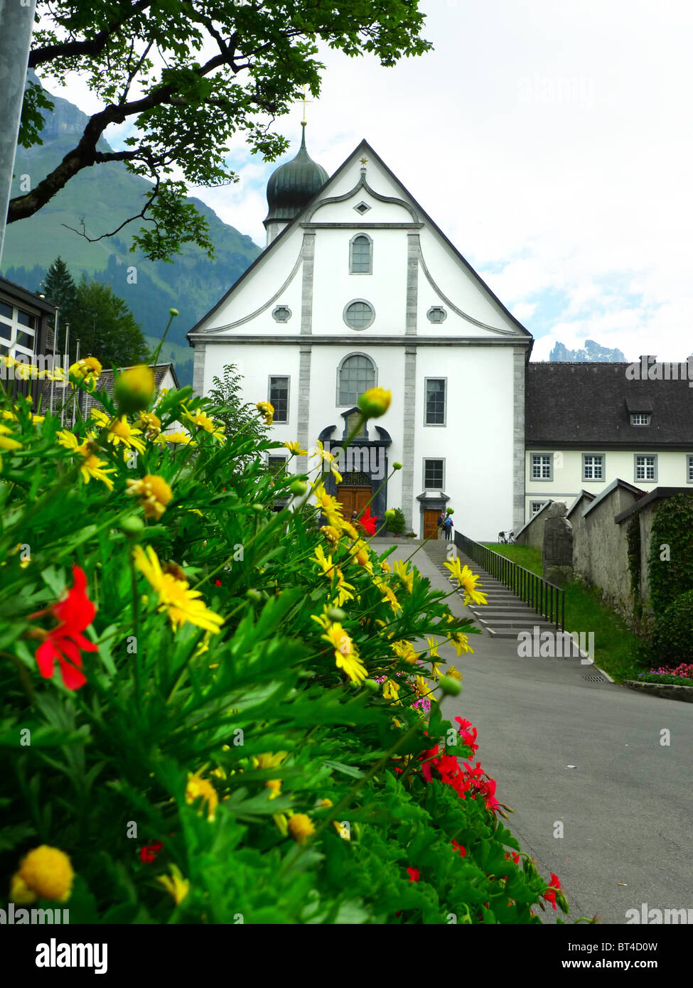 Reise Tour Tourismus Urlaub Besuch erkunden siehe Website Anblick Stadt Land Europas Schiene Bahnhofscafé Gepäck Koffer trainieren Stockfoto
