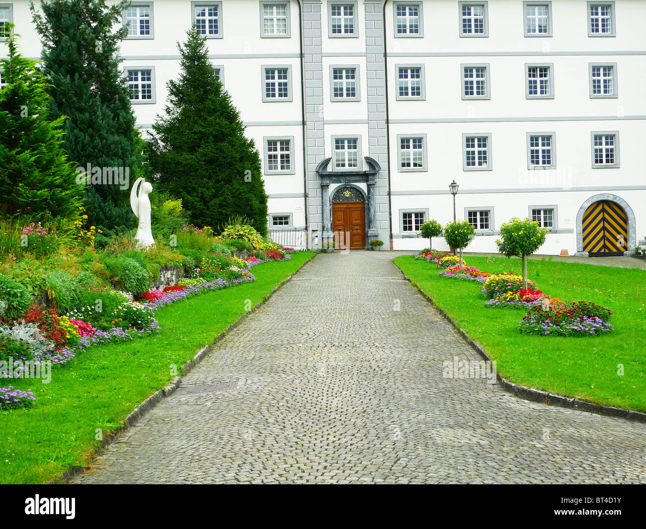 Reise Tour Tourismus Urlaub Besuch erkunden siehe Website Anblick Stadt Land Europas Schiene Bahnhofscafé Gepäck Koffer trainieren Stockfoto
