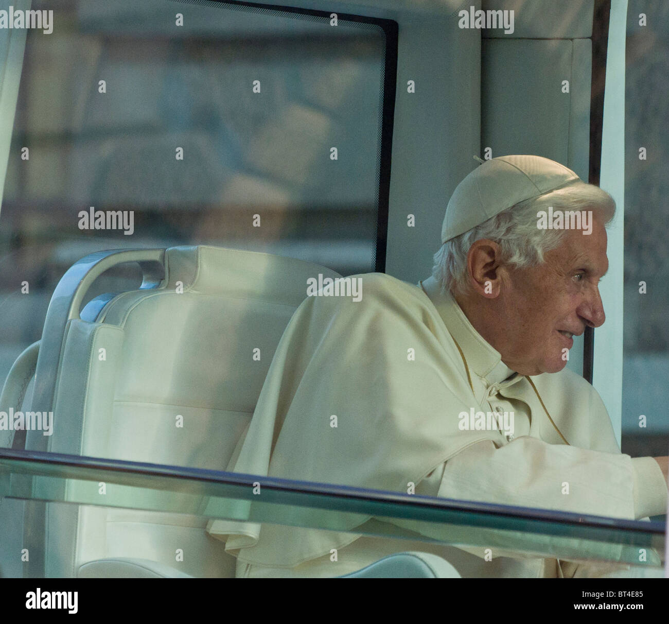 Papst Benedict XVI verlässt das Finanzministerium, London im Papamobil zum Hyde Park zu reisen. Stockfoto