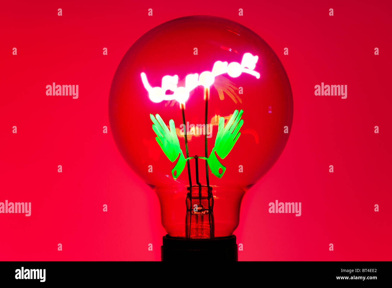 Bunte Glühbirne auf rotem Grund. Stockfoto
