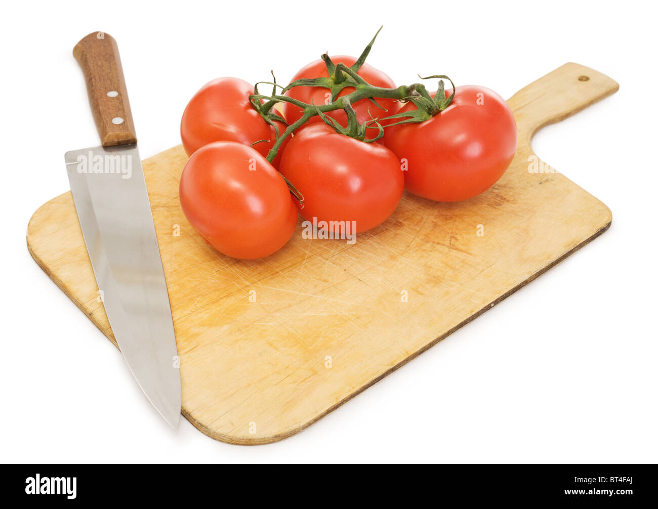 Reife rote Tomaten und Küchenmesser auf ein Schneidebrett Stockfoto