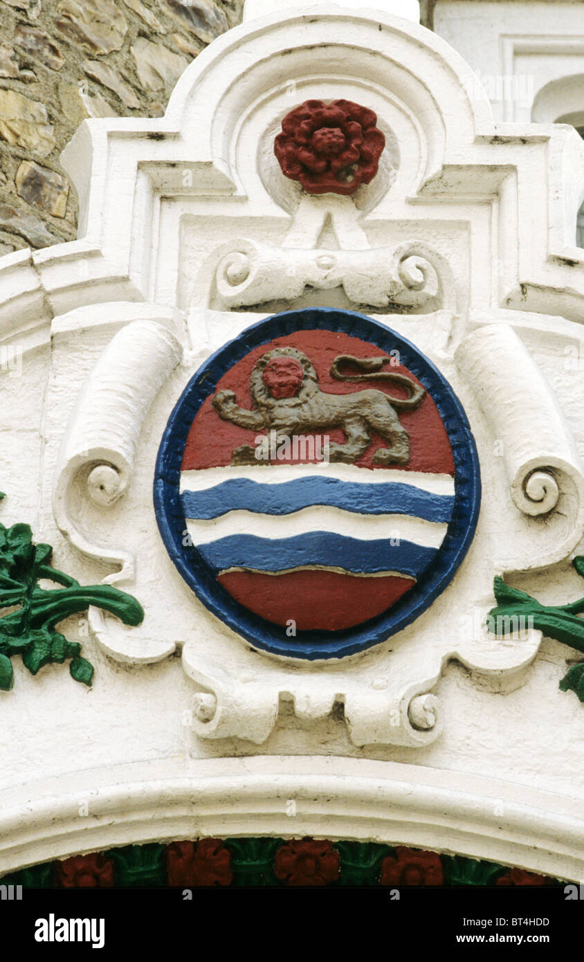 Lyme Regis Guildhall, Stadtwappen, Mantel der Arme Heraldik heraldische Gerät Geräte Löwe Löwen Dorset England UK Englisch Zunfthäuser Stockfoto
