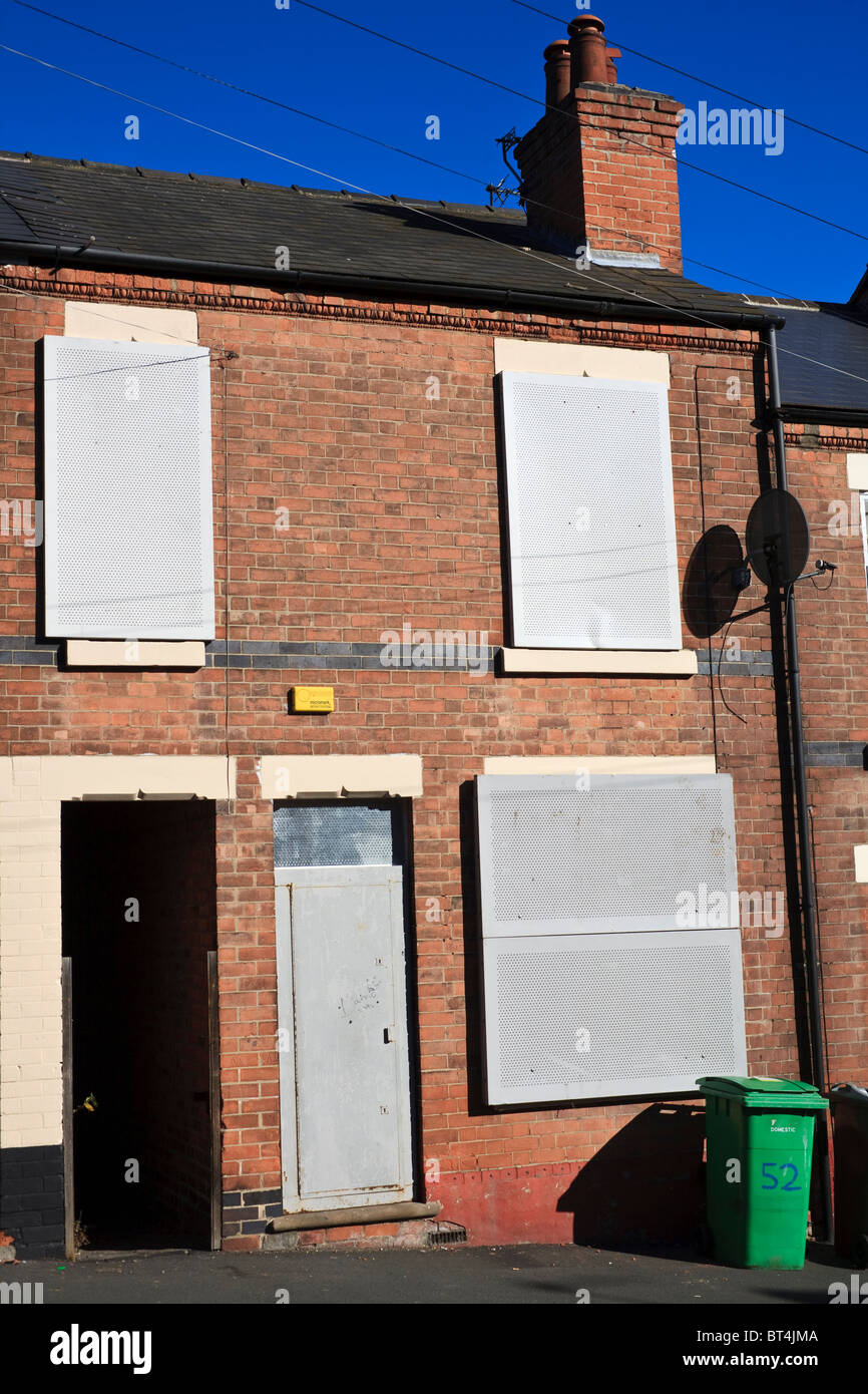 2 Reihenhäuser in einer Reihe mit an Bord bis Windows in sneinton, Nottingham, UK. sneinton ist ein Recht entzogen. Stockfoto