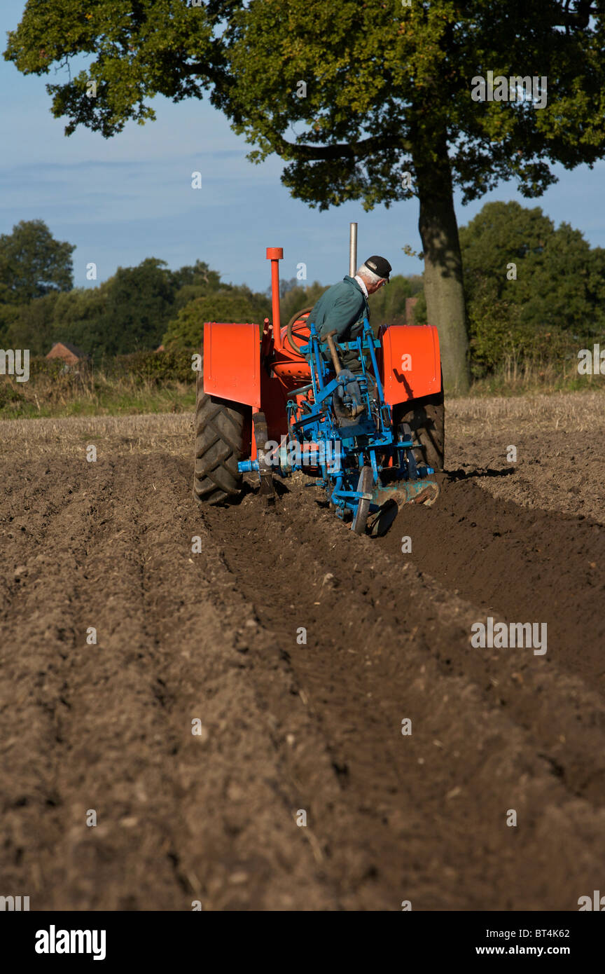 Fordson Modell N Traktor beim Pflügen Match Stockfoto