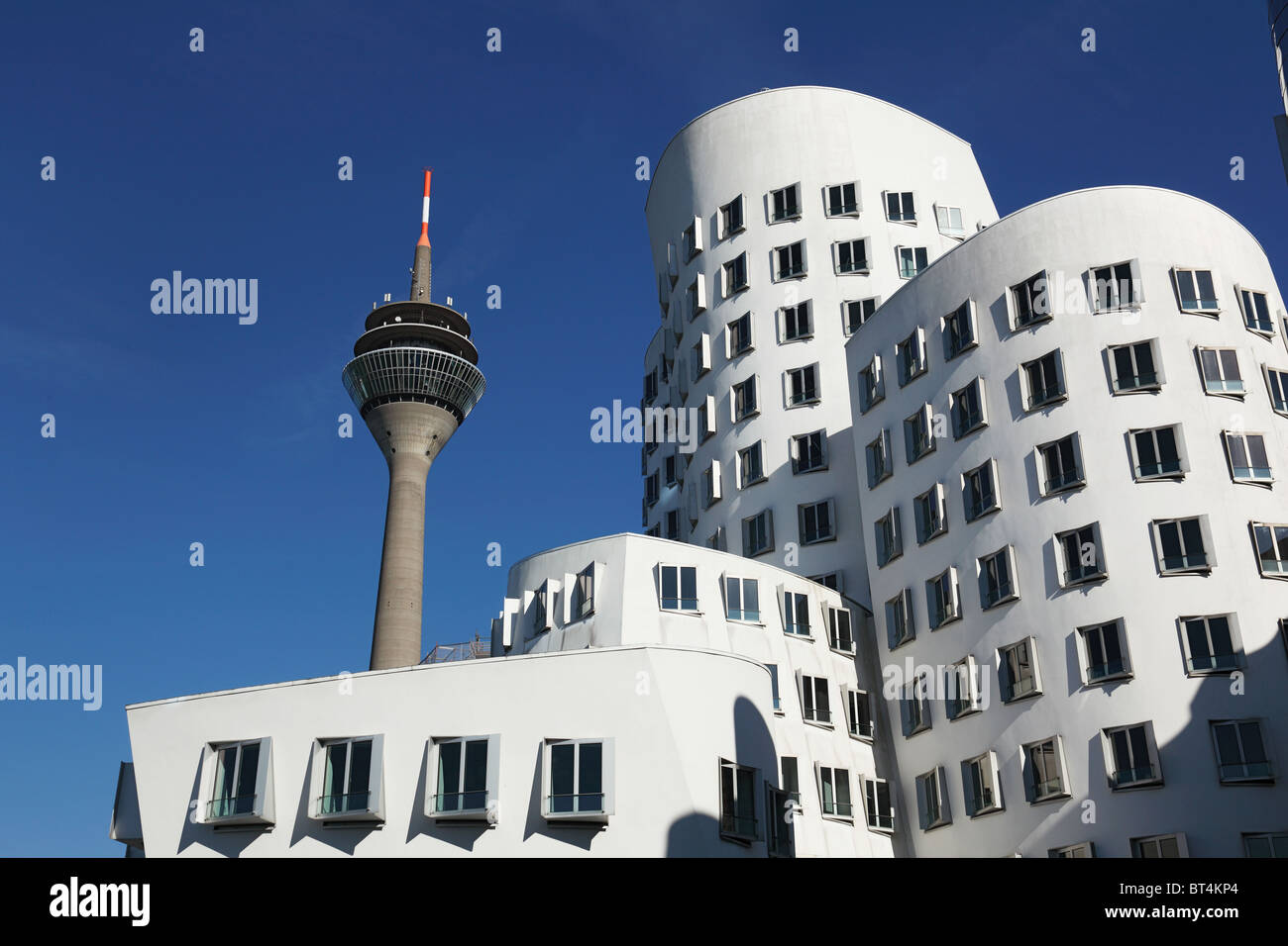 Rheinturm Lang Wellem Und Gehrygebaeude bin Medienhafen in Düsseldorf, Niederrhein, Nordrhein-Westfalen Stockfoto