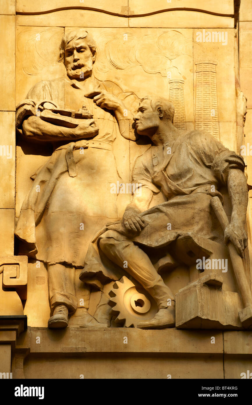 Bas-Relief-Skulpturen auf dem Gebäude der ungarischen Nationalbank, Budapest, Ungarn Stockfoto