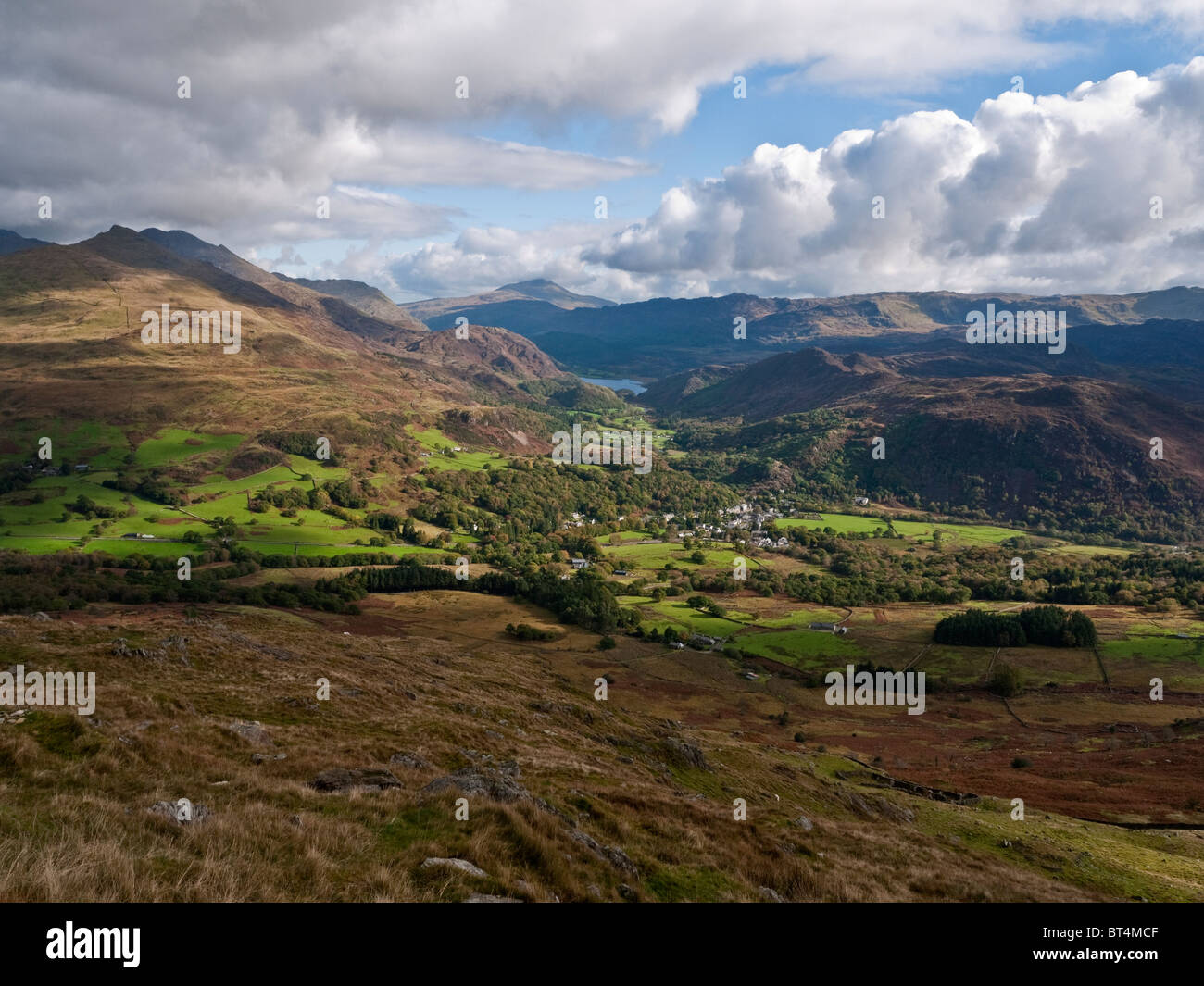Das Dorf Beddgelert in Nantgwynant, Snowdonia von den Hängen der Moel Hebog betrachtet. MOEL Siabod und Llyn Dinas sind in Sicht Stockfoto