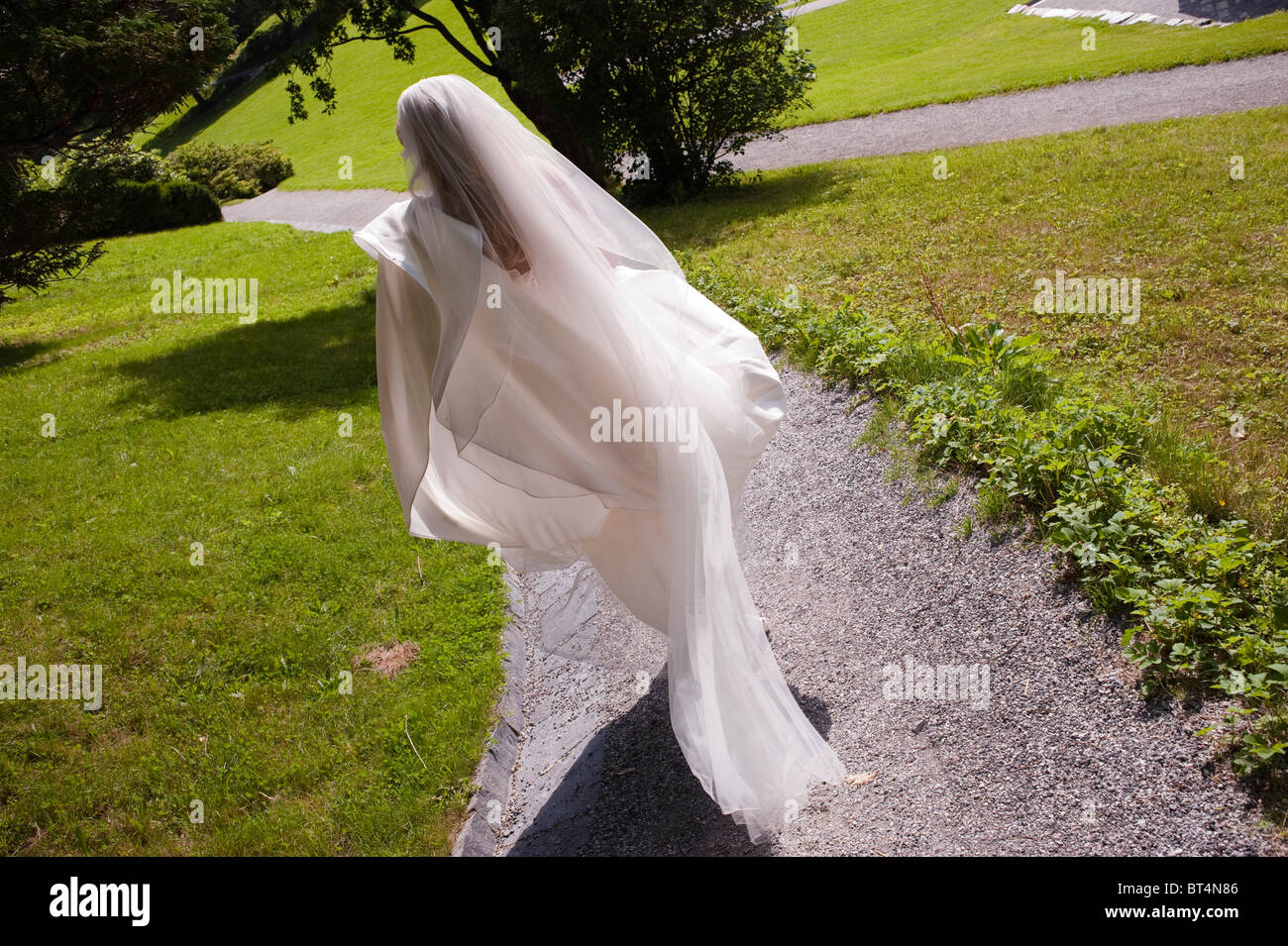 Braut zu Fuß im park Stockfoto