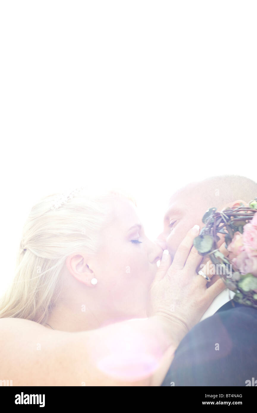 Kissin Bräutigam die Braut Stockfoto