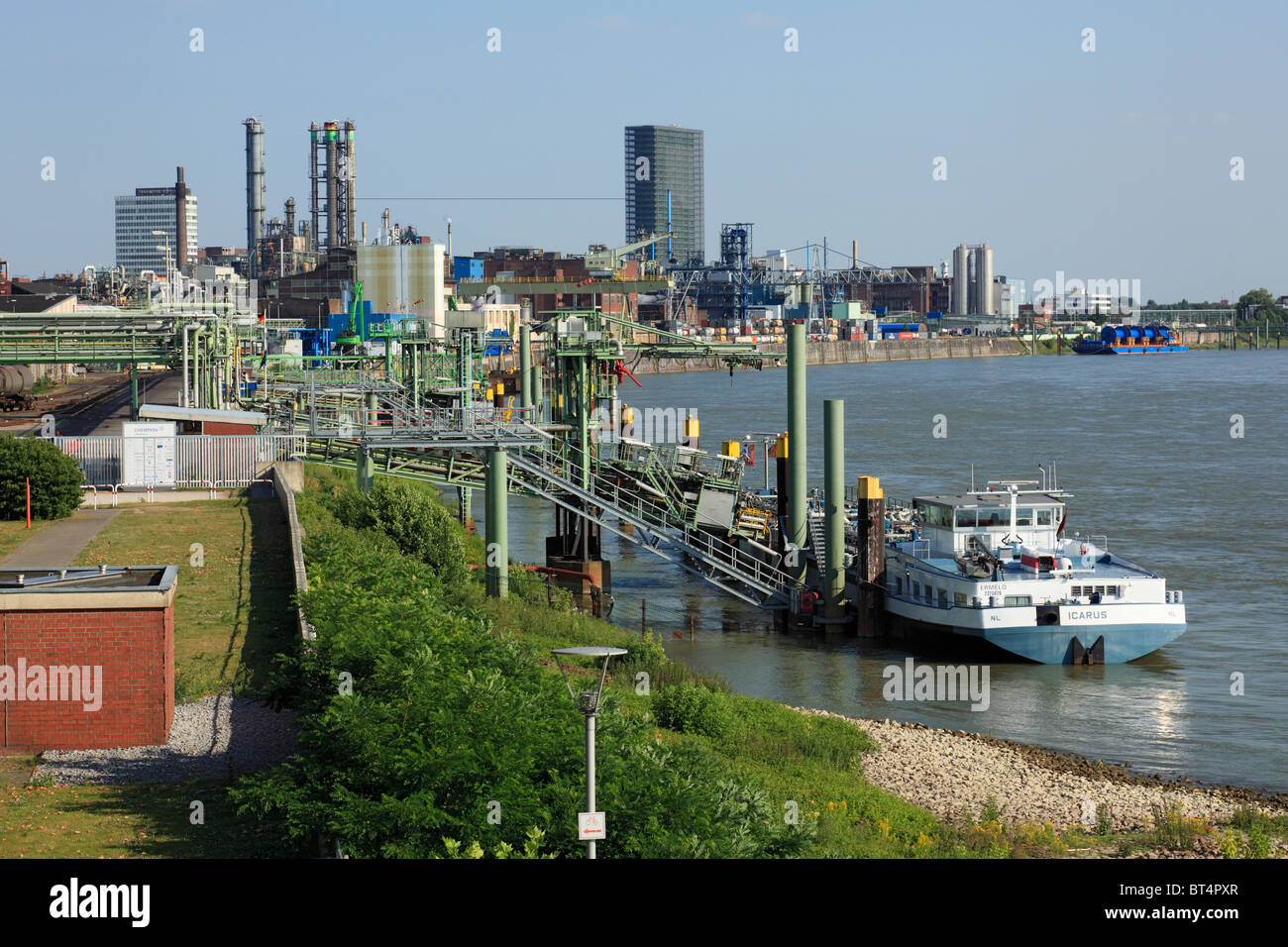 Höhe Mit Schiffsanlegestelle, Chemiepark Und Medienfassade der Bayer AG in Leverkusen, Rhein, Nordrhein-Westfalen Stockfoto
