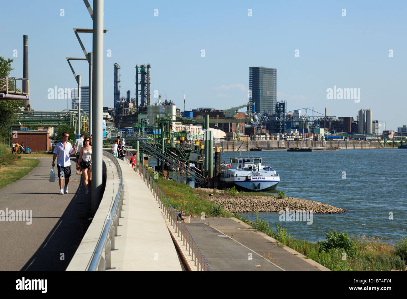 Höhe Mit Schiffsanlegestelle, Chemiepark Und Medienfassade der Bayer AG in Leverkusen, Rhein, Nordrhein-Westfalen Stockfoto