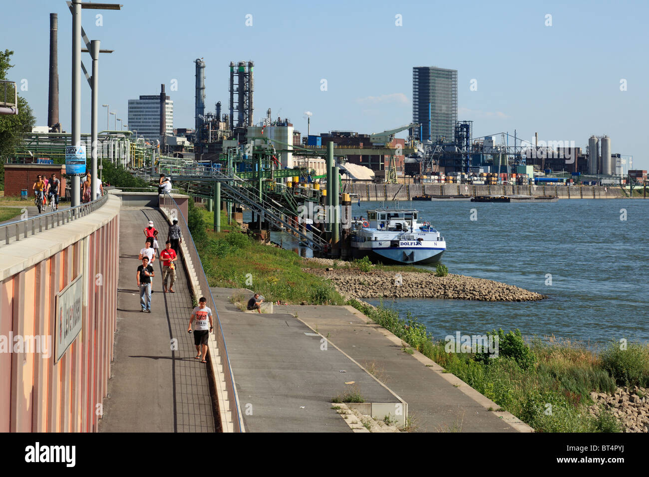 Höhe Mit Schiffsanlegestelle, Chemiepark Und Medienfassade der Bayer AG in Leverkusen, Rhein, Nordrhein-Westfalen Stockfoto