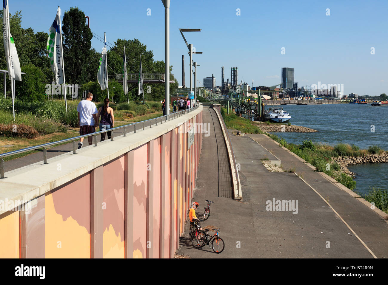Höhe Mit Schiffsanlegestelle, Chemiepark Und Medienfassade der Bayer AG in Leverkusen, Rhein, Nordrhein-Westfalen Stockfoto