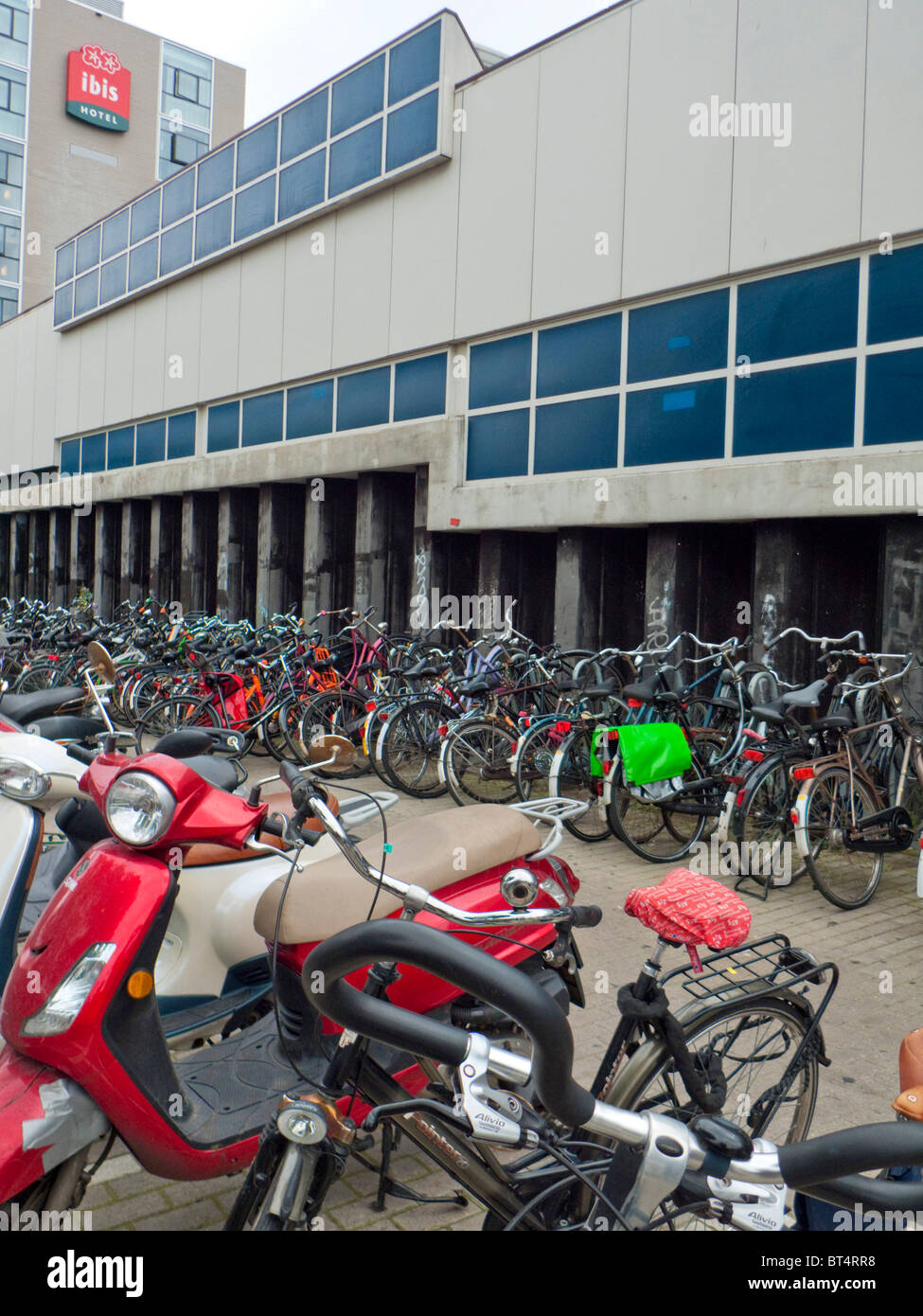 Amsterdam Fahrrad Fahrrad Transport Reisen Fahrt Park Windmühle Wind Power elektrische Energiegewinnung Urinal-Bahnhof Stockfoto