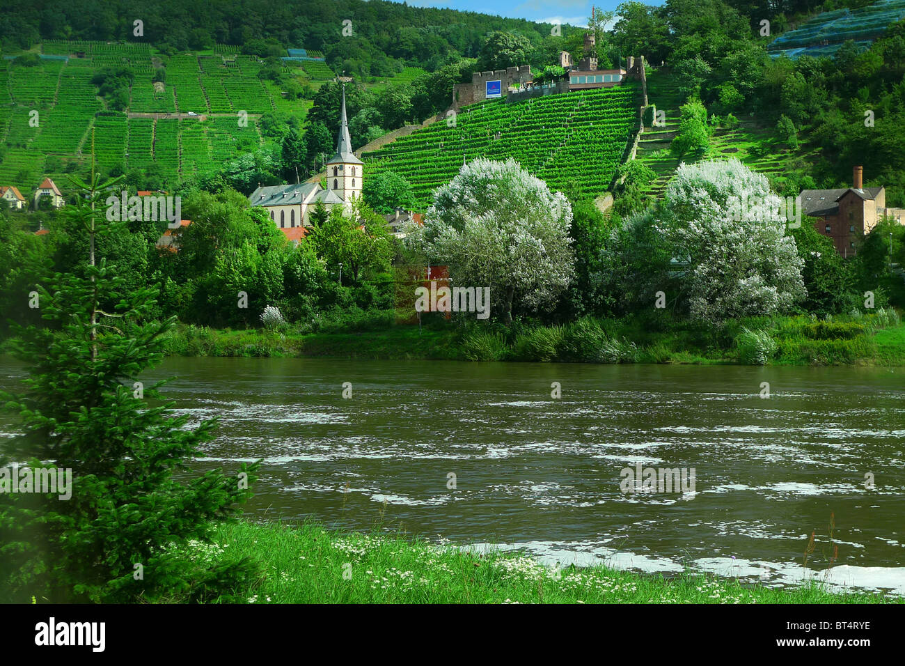 Reise Tour Tourismus Urlaub Besuch erkunden siehe Website Anblick Stadt Land Europas Schiene Bahnhofscafé Gepäck Koffer trainieren Stockfoto
