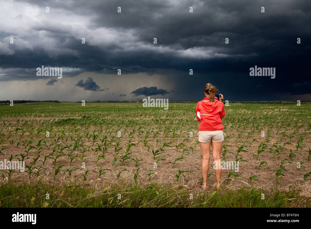 Eine Frau mit einem Sturmjagd Tour filmt einen Sturm in der Nähe von Pickstown, South Dakota, USA, 3. Juni 2010 Stockfoto