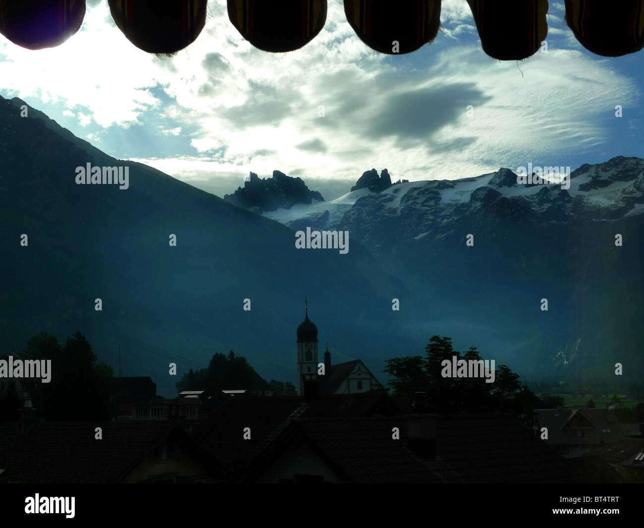 Reise Tour Tourismus Urlaub Besuch erkunden siehe Website Anblick Stadt Land Europas Schiene Bahnhofscafé Gepäck Koffer trainieren Stockfoto