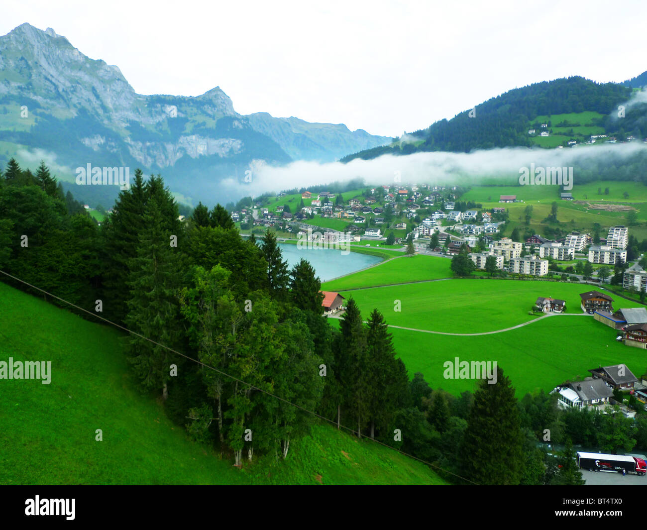 Reise Tour Tourismus Urlaub Besuch erkunden siehe Website Anblick Stadt Land Europas Schiene Bahnhofscafé Gepäck Koffer trainieren Stockfoto