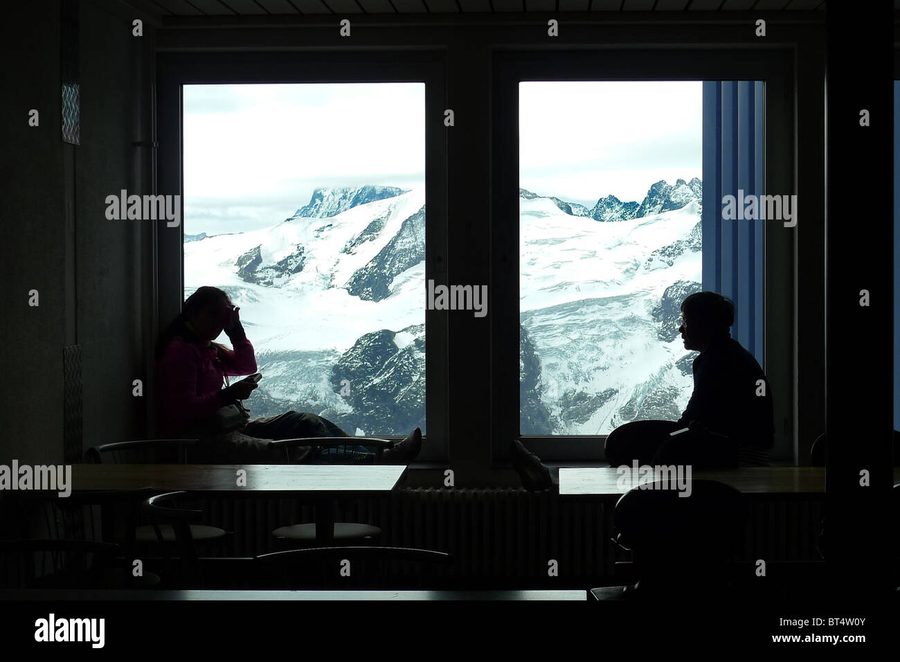 Reise Tour Tourismus Urlaub Besuch erkunden siehe Website Anblick Stadt Land Europas Schiene Bahnhofscafé Gepäck Koffer trainieren Stockfoto