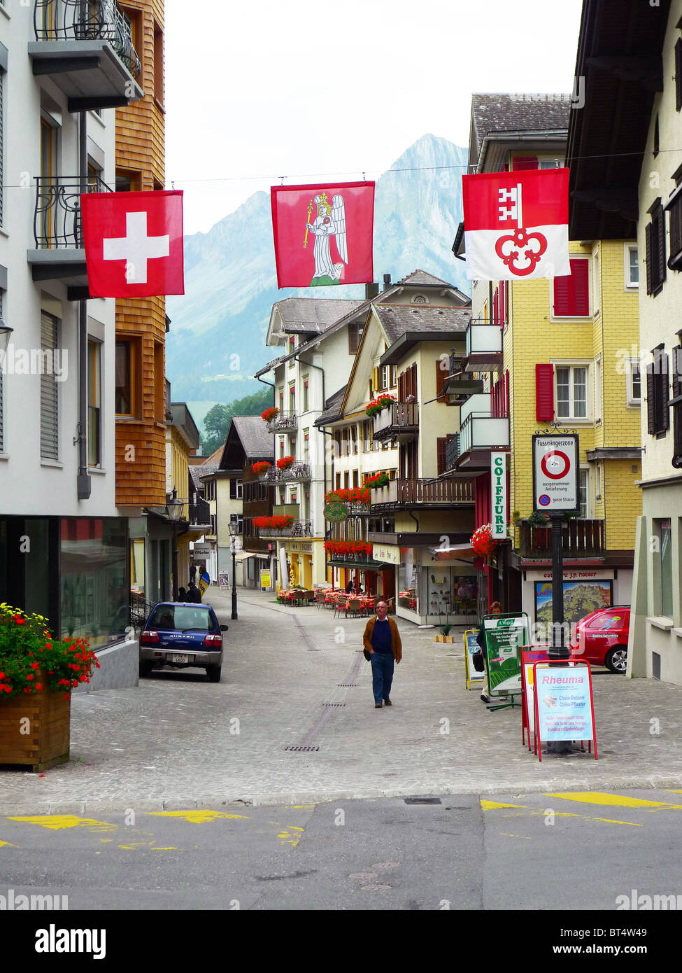 Reise Tour Tourismus Urlaub Besuch erkunden siehe Website Anblick Stadt Land Europas Schiene Bahnhofscafé Gepäck Koffer trainieren Stockfoto