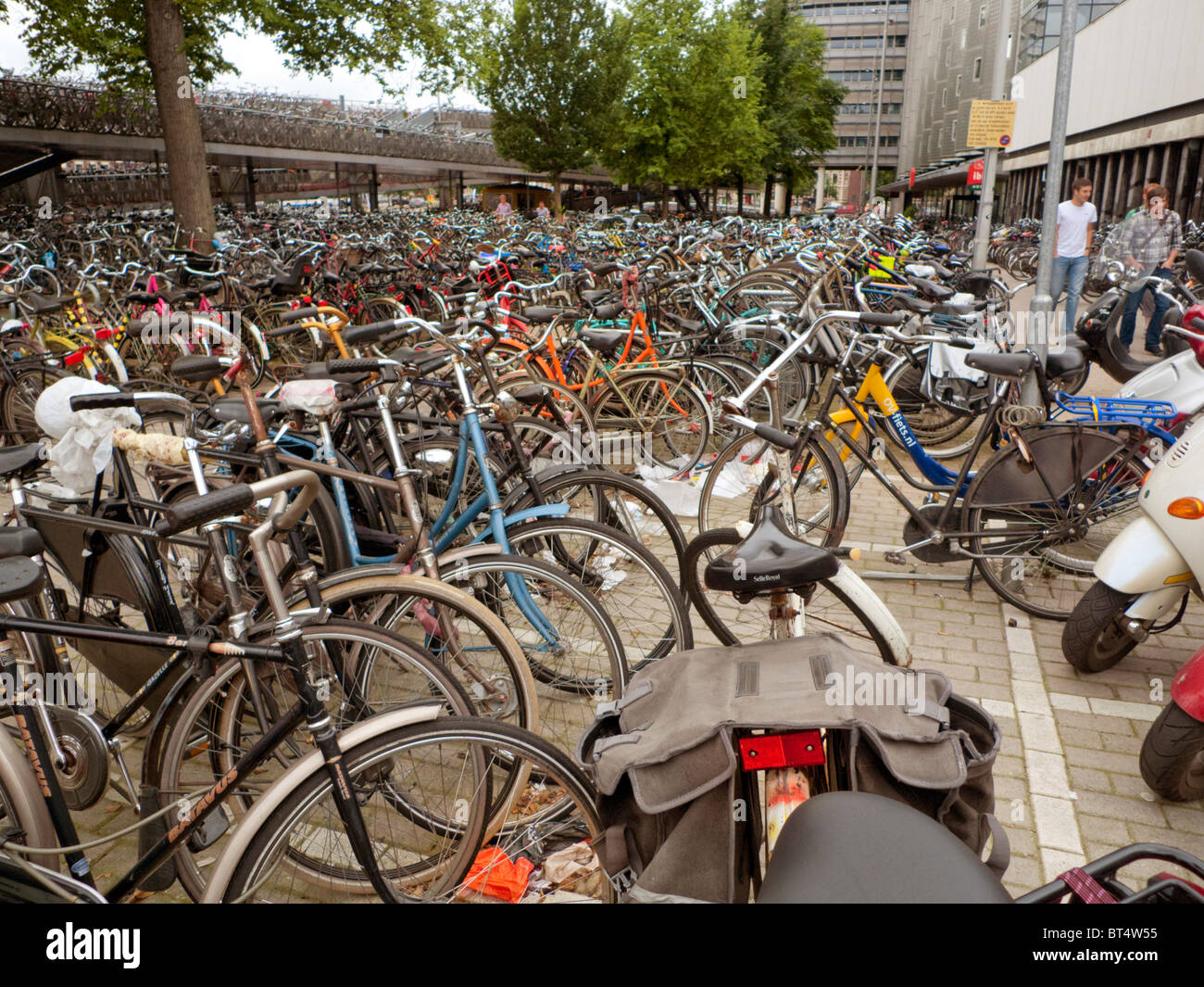 Amsterdam Fahrrad Fahrrad Transport Reisen Fahrt Park Windmühle Wind Power elektrische Energiegewinnung Urinal-Bahnhof Stockfoto