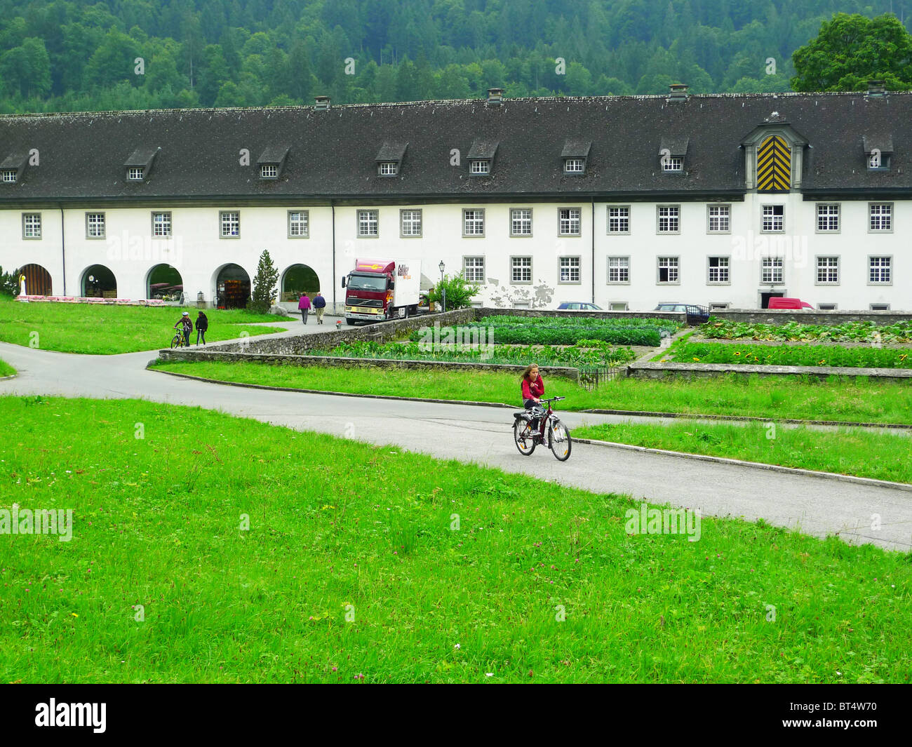 Reise Tour Tourismus Urlaub Besuch erkunden siehe Website Anblick Stadt Land Europas Schiene Bahnhofscafé Gepäck Koffer trainieren Stockfoto