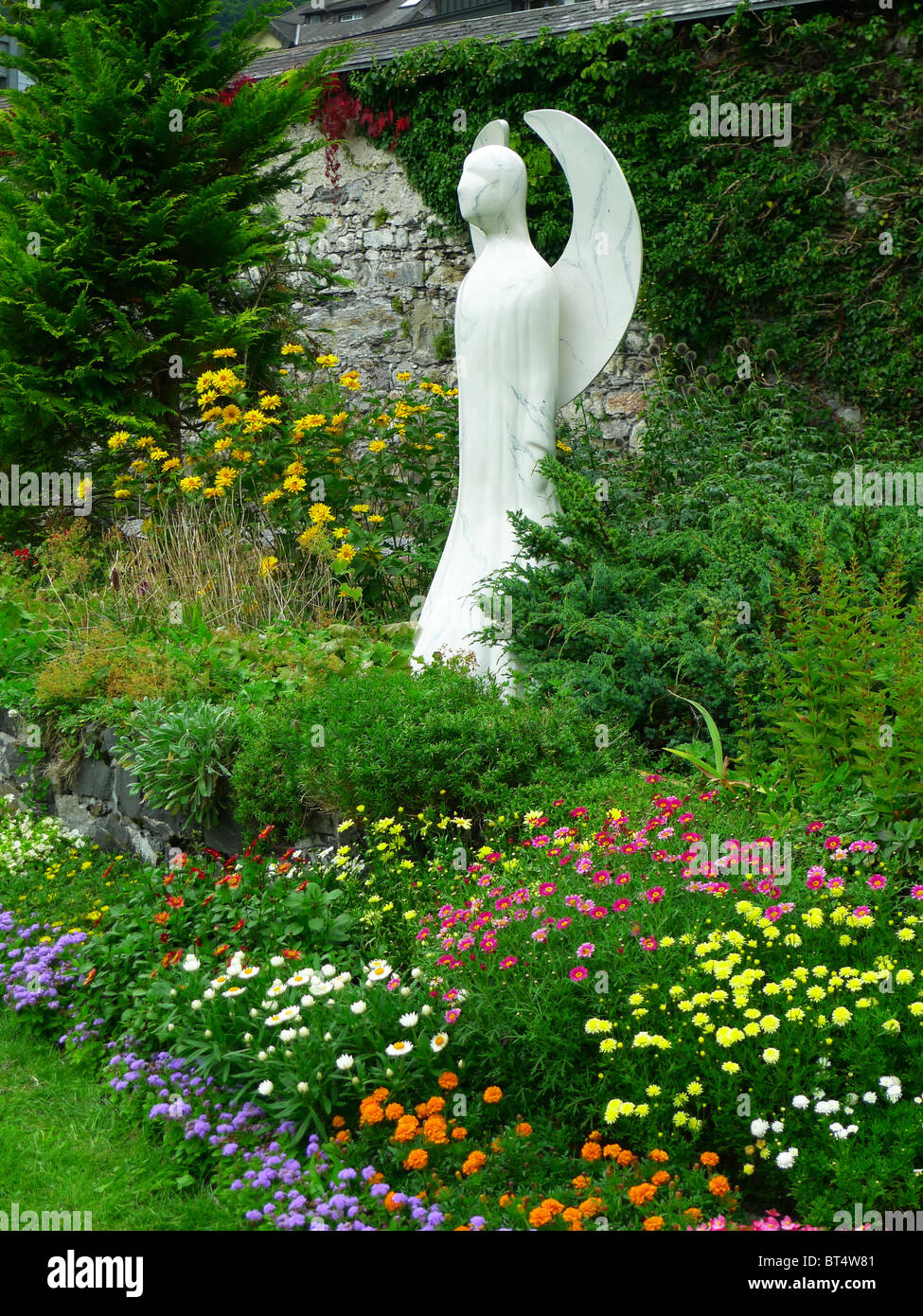 Reise Tour Tourismus Urlaub Besuch erkunden siehe Website Anblick Stadt Land Europas Schiene Bahnhofscafé Gepäck Koffer trainieren Stockfoto