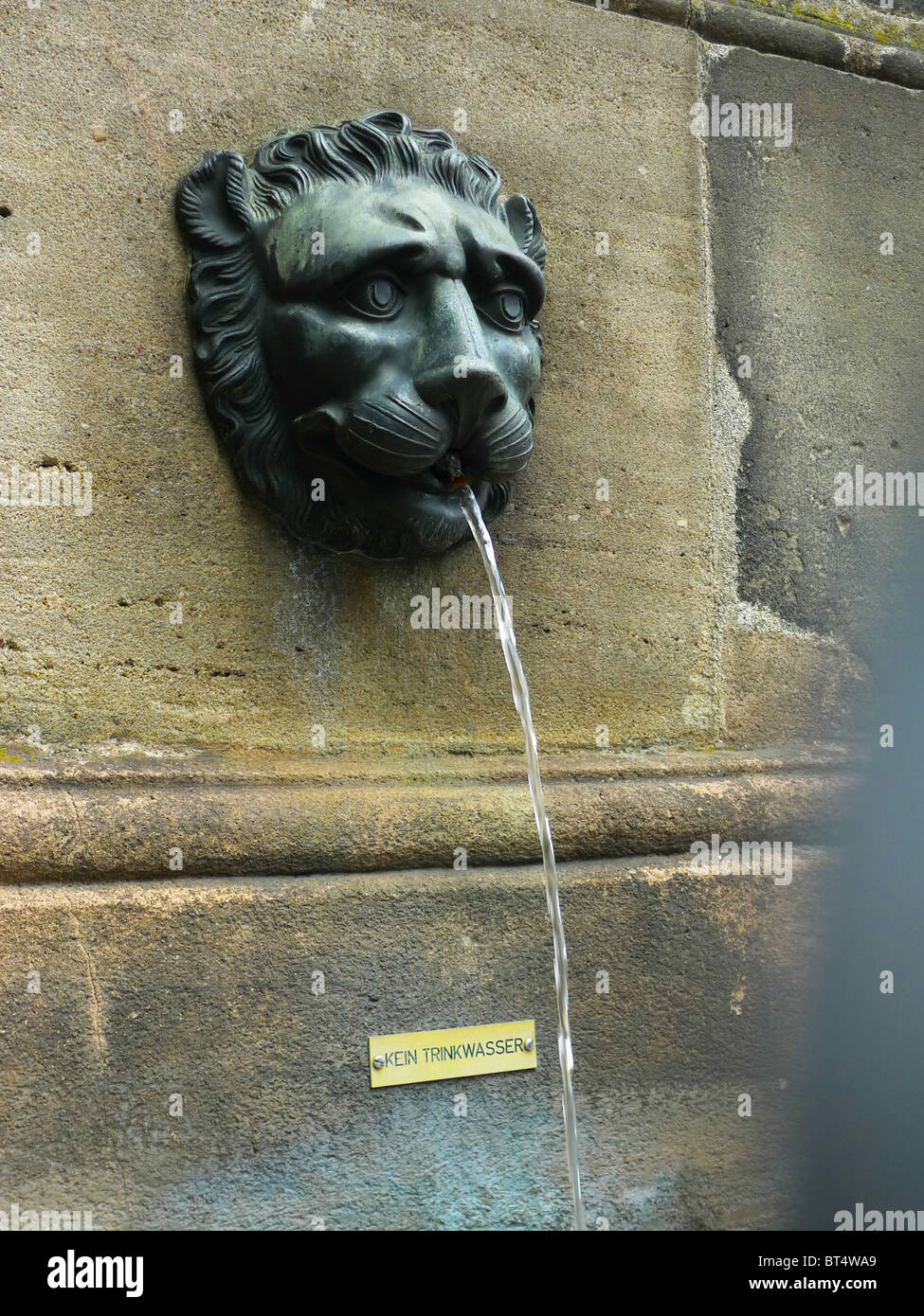 Reise Tour Tourismus Urlaub Besuch erkunden siehe Website Anblick Stadt Land Europas Schiene Bahnhofscafé Gepäck Koffer trainieren Stockfoto