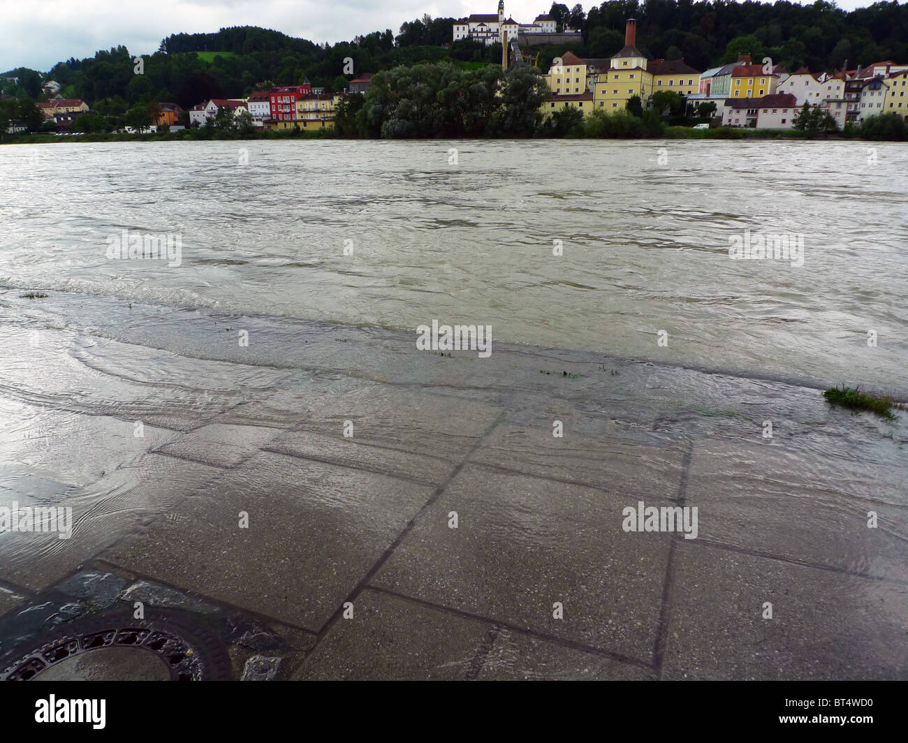 Reise Tour Tourismus Urlaub Besuch erkunden siehe Website Anblick Stadt Land Europas Schiene Bahnhofscafé Gepäck Koffer trainieren Stockfoto