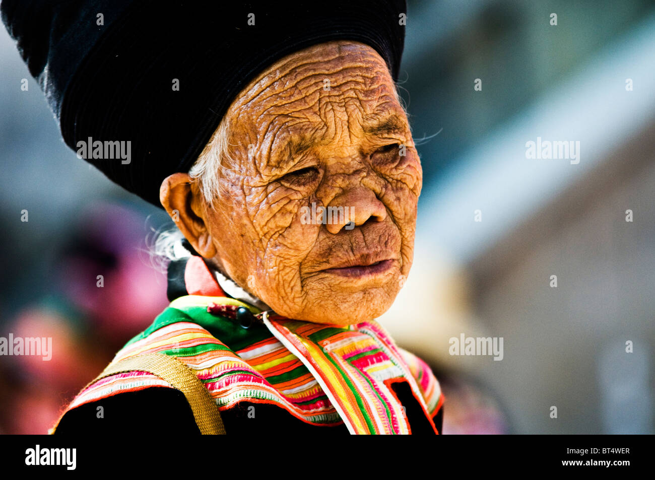 Porträt einer alten Miao / Hmong Frau genommen in einem Markt nahe der vietnamesischen Grenze. Stockfoto