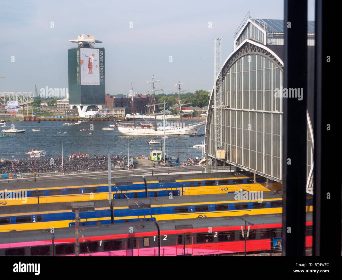 Amsterdam Fahrrad Fahrrad Transport Reisen Fahrt Park Windmühle Wind Power elektrische Energiegewinnung Urinal-Bahnhof Stockfoto